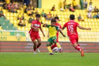 Fayadh (tengah) diberikan kawalan ketat oleh pemain KDN FC pada aksi Liga Super di Alor Setar pada Jumaat. Foto KDA FC