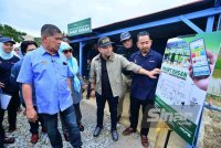 Mohamad (kiri) membuat lawatan ke Projek Tanaman Bawang Rose Ehsan PKPS di sini pada Sabtu. FOTO SINAR HARIAN-ASRIL ASWANDI SHUKOR