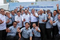 Anwar bergambar bersama kakitangan MRT Corp selepas menyempurnakan perasmian pecah tanah projek pembinaan LRT Laluan Mutiara Pulau Pinang di Tapak Projek Bandar Sri Pinang pada Sabtu. Foto Bernama