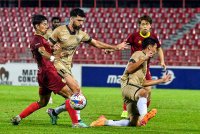 Tonggak Negeri Sembilan, Hein Htet Aung (kiri) bersaing dengan pemain Pahang, Stefano Brundo (dua, kiri) dalam perlawanan Liga Super di Stadium Tuanku Abdul Rahman Paroi. Foto Bernama