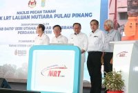 Anthony (dua dari kanan) mengiringi Anwar ketika menyempurnakan Majlis Pecah Tanah Projek LRT Laluan Mutiara di Bandar Sri Pinang pada Sabtu.