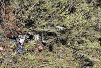 Serpihan pesawat yang terhempas di kawasan luar bandar Urrao, sebuah kawasan perbandaran di Antioquia, barat laut Colombia. Foto AFP