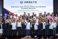 Anwar bersama para Exco Pulau Pinang dan guru-guru sekolah ketika melakukan lawatan ke Sekolah Menengah Persendirian Jit Sin, pada Sabtu. Turut kelihatan, Ketua Menteri Pulau Pinang Chow Kon Yeow (hadapan, tujuh, kanan). Foto Bernama