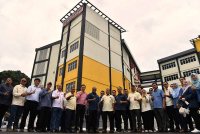 Menteri Pendidikan Tinggi, Datuk Seri Dr Zambry Abdul Kadir (tengah) bergambar bersama kakitangan Jabatan Kerja Raya dan Politeknik Ungku Omar selepas melawat kawasan bangunan yang siap sepenuhnya pada Majlis Penyerahan Projek Menyiapkan Baki Kerja Bagi Projek Ubahsuai dan Menyiapkan Kampus Cawangan Politeknik Ungku Omar di Bercham, pada Sabtu. Foto Bernama