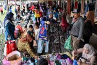 Orang ramai tidak melepaskan peluang mengambil barangan seperti pakaian secara percuma pada Program &#039;Pasor Percuma Ganu Kite!&#039; kali ke 35 di Sekolah Kebangsaan Mengabang Telipot, pada Sabtu. Foto Bernama