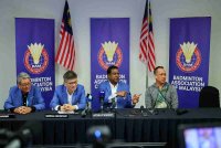 Pemangku Presiden Persatuan Badminton Malaysia (BAM), Pemangku Presiden Persatuan Badminton Malaysia (BAM) Datuk V Subramaniam(dua kanan) mengetuai sidang media sempena kejohanan Petronas Terbuka Malaysia di Axiata Arena Bukit Jalil, pada Sabtu. Turut hadir Pengarah Kejurulatihan (beregu) Persatuan Badminton Malaysia (BAM), Rexy Mainaky (kanan). Foto Bernama