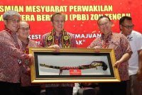 Premier Sarawak, Tan Sri Abang Johari Tun Openg merangkap Presiden PBB menerima cenderahati daripada Setiausaha Agung PBB, Datuk Seri Alexander Nanta Linggi (kanan) selepas perasmian Mesyuarat Perwakilan Cawangan-Cawangan PBB Zon Tengah Sarawak di Stadium Tertutup Sibu, pada Sabtu. Turut kelihatan ialah Timbalan Presiden PBB juga Timbalan Premier Sarawak, Datuk Amar Douglas Uggah Embas (dua dari kiri) dan Naib Presiden PBB, Datuk Dr.Annuar Rapaee (kiri sekali). Foto Bernama