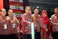 Premier Sarawak, Tan Sri Abang Johari Tun Openg merangkap Presiden Parti Pesaka Bumiputera Bersatu (PBB) menekan butang sebagai simbolik perasmian Mesyuarat Perwakilan Cawangan-Cawangan PBB Zon Tengah Sarawak di Stadium Tertutup Sibu, pada Sabtu. Foto Bernama