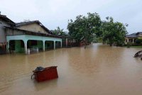 Keadaan rumah yang dinaiki air akibat banjir di Kampung Paya Kenangan berikutan hujan berterusan sejak semalam ketika tinjauan Bernama, pada Sabtu. Foto Bernama