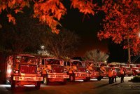 Kenderaan kecemasan LAFD berbaris di sepanjang laluan Mulholland Drive ketika Kebakaran Palisades menghala ke kawasan kejiranan Encino di Los Angeles, California pada 10 Januari 2025. Foto AFP