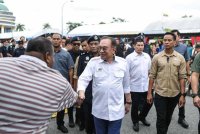 Perdana Menteri, Datuk Seri Anwar Ibrahim beramah mesra dan bersalaman bersama para pengunjung ketika hadir merasmikan Program Muhibbah Madani anjuran Yayasan Muhibbah Malaysia di Bandar Perda, pada Sabtu. Foto Bernama