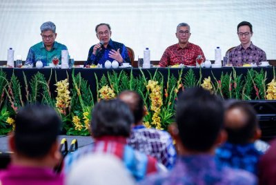 Anwar (dua, kiri) bercakap pada Forum Ilmuwan Malaysia Madani Siri 4 di sebuah hotel pada Jumaat. Foto Bernama