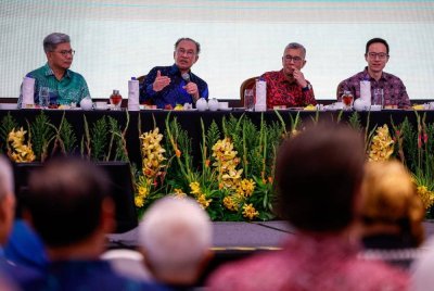 Anwar (tiga, kanan) bercakap pada Forum Ilmuwan Malaysia Madani Siri 4 di sebuah hotel pada Jumaat. Foto Bernama
Untuk siri keempat ini, Maybank telah dipilih sebagai rakan penganjuran dengan fokus forum akan ditumpukan kepada tema berkaitan FINTECH, 'Menggunakan Teknologi Dalam Perkhidmatan Kewangan Bagi Memacu Kemakmuran dan Keterangkuman.”
Turut hadir Menteri Pelaburan, Perdagangan dan Industri Tengku Datuk Seri Zafrul Abdul Aziz (dua, kanan), Presiden dan Ketua Pegawai Eksekutif Kumpulan Baharu Malayan Banking Bhd (Maybank) Datuk Khairussaleh Ramli dan Ketua Pegawai Operasi Kumpulan, Pengasas Bersama dan Ketua Pegawai Eksekutif Funding Societies Malaysia Wong Kah Meng.
--fotoBERNAMA (2025) HAK CIPTA TERPELIHARA