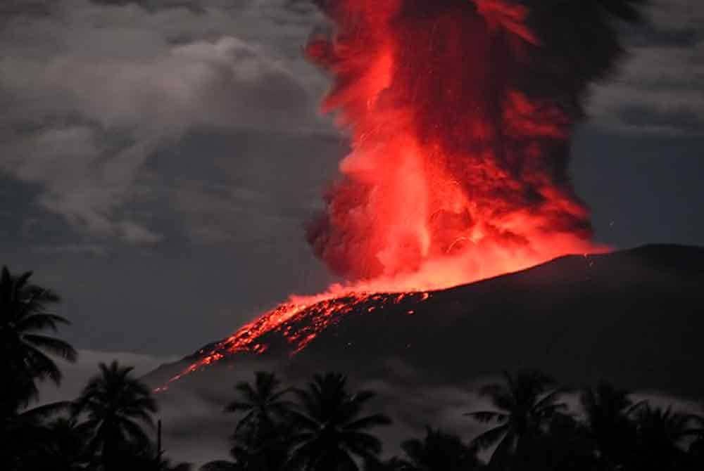 Gunung Ibu meletus, orang ramai digesa jauhi zon bahaya