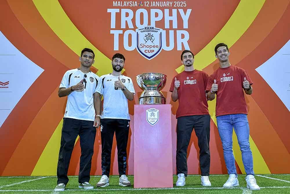 Pemain Terengganu FC, Safawi Rasid (kiri) bersama rakan sepasukan, Manny Ott (dua, kiri) dan pemain KL City FC, Brendan Gan (kanan) serta Declan Lambert bersama trofi ketika Jelajah Trofi Kejohanan Kelab ASEAN Piala Shopee di Sunway Velocity Mall hari ini. - Foto: Bernama