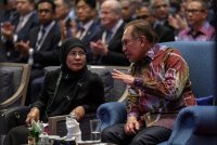 Ketua Hakim Negara, Tun Tengku Maimun Tuan Mat (kiri) mengakui berdepan tugasan berat dalam memastikan fungsi institusi kehakiman terus kekal bebas daripada cengkaman mana-mana pihak termasuk cabang eksekutif.