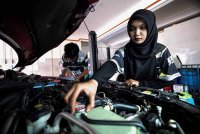 Khairin Qisstina melakukan kerja-kerja membaiki kereta ketika ditemui di MTH Autohaus & Accessories di Taman Pengkalan Jaya baru-baru ini. Foto Bernama