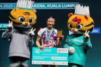 Se-young (tengah) muncul juara perseorangan wanita Terbuka Malaysia selepas menewaskan pemain China di Bukit Jalil pada Ahad. Foto Bernama