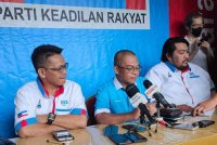 Peto Galim (kiri) Mustapha (tengah) dan Razeef Rakimin ketika sidang akhbar PKR Sabah di Kota Kinabalu pada Ahad.