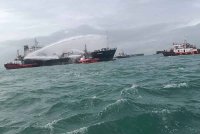 Operasi memadamkan kebakaran kapal tangki berkenaan. Foto Maritim Malaysia.