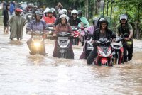 Penunggang motosikal mengharungi air banjir selepas hujan lebat melanda Tanjungpinang, ibu kota wilayah Kepulauan Riau, Indonesia pada Sabtu. Foto Xinhua