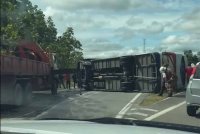 Sebuah bas ekspres terbalik akibat kemalangan kendiri di Simpang Pangkalan Majau, Jalan Kapit/Song, dekat Kanowit, petang Ahad. Foto tangkap layar video orang awam