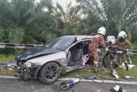 Kenderaan yang dinaiki enam mangsa yang maut dalam kemalangan di Jalan Kalumpang, Semporna pada Ahad.