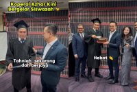 Steven Sim meraikan polis pengiringnya, Koperal Azhar yang baru sahaja bergelar siswazah.