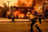 Anggota bomba berusaha memadamkan bangunan aparment semasa kebakaran melanda Altadena di Los Angeles, California. Foto AFP