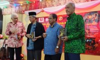 Zainal (tiga dari kiri) mengiringi tetamu jemputan termasuk Muhammad (kanan) melancarkan
Antologi Menjunjung Budi memuatkan karya penulis muda hasil dari Bengkel Karyawan Muda Selangor.