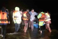 Sepasang suami isteri bersama bayi perempuan mereka terkandas apabila kenderaan dinaiki terperangkap dalam banjir di Jalan Lukut-Penyulau, Kanowit di sini pada Isnin.