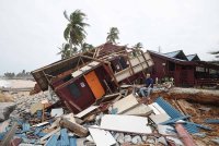 Abdul Wahab melihat keadaan chaletnya yang runtuh ekoran hakisan akibat ombak besar yang melanda semasa tinjauan di Kampung Tanjung, Batu Rakit pada Isnin. Foto Bernama