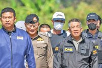 Ekalak Paenoi (tengah) suspek pembunuhan Lim Kimya, diiringi oleh pegawai polis di lapangan terbang Bangkok baru-baru ini. Foto AFP