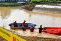 Seorang lelaki dikhuatiri lemas apabila hilang semasa berenang untuk menyeberangi sungai berhampiran Rumah Manggin, Nanga Buan, Ngemah, Kanowit pada Isnin. Foto Bernama