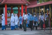 Dasar Pendidikan Wajib Sekolah Menengah dijangka dibentangkan di Dewan Rakyat pada bulan depan. Gambar hiasan