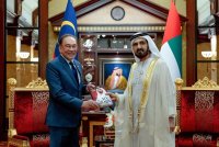 Anwar (kiri) menerima sebuah buku ketika kunjungan hormat ke atas Sheikh Mohammed di Istana Za’abeel, Dubai. Foto Bernama