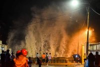 Keadaan ombak besar menghempas benteng susulan fenomena air pasang berserta angin kencang semasa tinjauan di Kuala Ibai pada Isnin. Foto Bernama