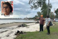 Vijayarani (kanan) dan Md Zali meninjau Pantai Bagan Lalang pada Isnin.