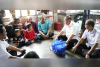 Rizam (dua dari kanan) melawat Azzehar (tiga dari kanan) di rumah mereka di Kampung Tebuk Jawa Sungai Air Tawar di sini pada Selasa.