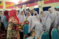 Salbiah (kiri) bersalaman dengan peserta sempena Seminar Himpunan Gadis Hebat Negeri Perak di KPTM di sini pada Selasa.