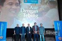 Mohd Irwan (tengah) bersama individu yang menjadi tulang belakang filem pendek, Aur dengan Tebing