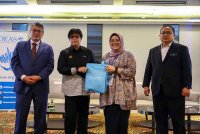 Azalina (dua, kiri) menerima cenderahati daripada Aira (dua, kanan) selepas hadir merasmikan Persidangan Antarabangsa Pembaharuan Pendanaan Politik di Malaysia pada Selasa. Foto Bernama