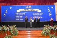 Ruslin (empat dari kiri) menyampaikan sijil penghargaan kepada petugas AADK semasa majlis Amanat Ketua Pengarah dan perhimpunan bulanan AADK 2025 di ibu pejabat AADK di Kajang, Selangor pada Selasa. Foto AADK