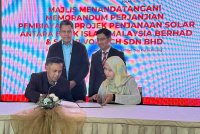 Izwanaim (duduk, kiri) dan Sharifah Sarah menandatangani Memorandum Perjanjian Pembiayaan Projek Penjanaan Solar Antara Bank Islam Malaysia Berhad dan Solar Voltech Sdn Bhd pada Selasa.