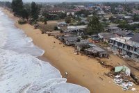 Keadaan beberapa rumah penduduk yang separuh roboh susulan fenomena ombak besar yang berlaku ketika tinjauan di Kampung Cacar Lama di sini. Foto Bernama