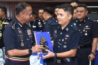 Razarudin menyampaikan Surat Penghargaan Khas Ketua Polis Negara kepada penerima di Majlis Apresiasi Ketua Polis Negara Bersama Pegawai Polis yang Bersifat Mulia dan Budiman di Pulapol Kuala Lumpur pada Selasa.