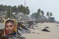 Keadaan jalan di Kampung Tanjung, Batu Rakit yang rosak teruk akibat hakisan pantai yang berlaku ekoran dibadai ombak besar sejak beberapa hari lepas - Foto: Bernama, gambar kecil: Hanafiah