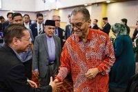 Dr Dzulkefly (kanan) ketika menghadiri Simposium ShariahCare: Merintis Kesihatan Dengan Nilai-Nilai Syariah Malaysia di sini hari ini. - Foto Bernama