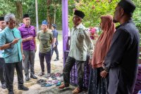 Al-Sultan Abdullah berkenan berangkat ke rumah mangsa kemalangan maut yang mengorbankan lima sekeluarga di Kampung Sepauk, Nenasi di sini hari ini. - Foto Bernama