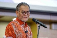 Menteri Kesihatan, Datuk Seri Dr Dzulkefly Ahmad ketika berucap merasmikan Simposium ShariahCare : Merintis Kesihatan Dengan Nilai-nilai Syariah Malaysia di sini pada Selasa. Foto Bernama